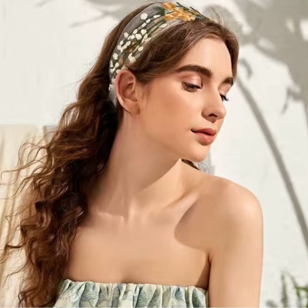 Floral Embroidered Headband. Brand New. One size
